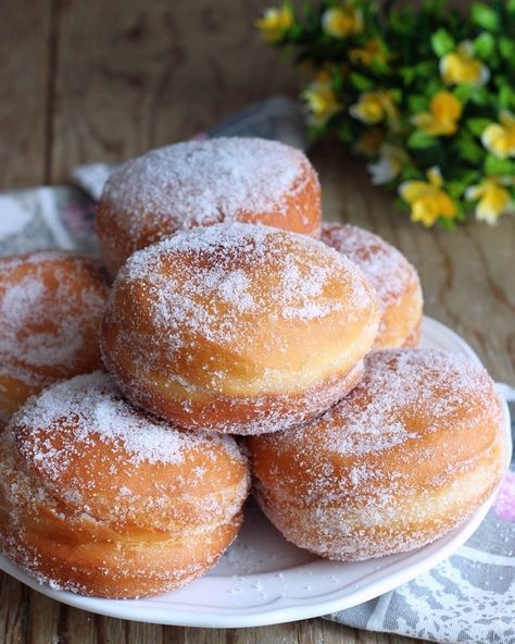 BOMBOLONI ALLA CREMA..sofficissimi e con impasto alle patate. Buongiorno amici! Oggi comincio ufficialmente il periodo delle ricette carnevalesche con un dolcetto morbido e super goloso, che, in realtà, si può preparare tutto l'anno e gustarlo a colazione in tutta la sua bontà!! - - Per avere la ricetta 🌟SCRIVIMI IN PRIVATO O GUARDA NELLE STORIE🌟  Oppure 🌟vai nella mia biografia—-> @lacucinasottosopra , clicca sul link del blog e usa la funzione CERCA 🔎digitando il nome della ricetta 🌟su GO Cooking Beets In Oven, Italian Cake, Doughnut Recipe, Best Italian Recipes, Donut Recipes, Food Pin, Food Videos Desserts, Fried Food, Beignets