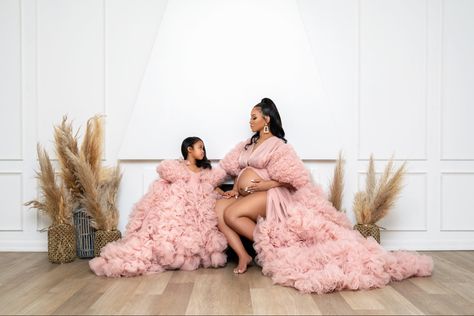 Mother Daughter Maternity, Mommy Daughter Photoshoot, Pregnant Photos, Maternity Shoot Outfit, Maternity Picture Outfits, Daughter Photoshoot, Mother Daughter Photoshoot, Pregnancy Pics, Mommy And Me Photo Shoot