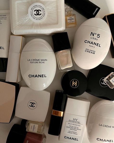 Coco Weekend on Instagram: “It’s a Cocoweekend Friday 😉 . . . #essentials#lesbeiges #chanelbeauty #chanelproducts#chanellipstick…” Accessories Idea, Chanel Aesthetic, Cleansing Milk, Chanel Beauty, Chanel Makeup, Luxury Aesthetic, Luxury Makeup, Chanel Paris, Old Money Aesthetic