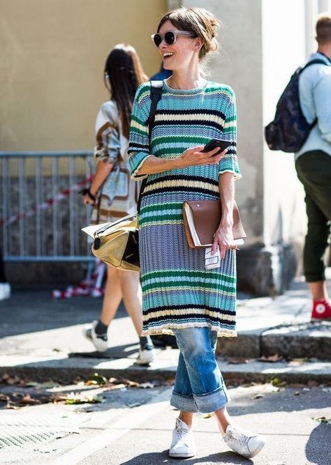 Jo Ellison, Layer Clothes, Dress Over Jeans, Dress Over Pants, Walking Down The Street, Style Casual Chic, Mode Jeans, Sambo, Quirky Fashion