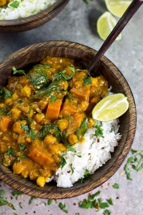 A wonderful Vegan Sweet Potato, Chickpea and Spinach Coconut Curry from the Oh She Glows Every Day Cookbook! This curry is so delicious, filling, warm and a good kick of spice. #vegan #curry Chickpea And Spinach, Potato Chickpea, Pasta Vegetariana, Sweet Potato Curry, Chick Pea, God Mad, Potato Curry, Vegan Sweet Potato, Chickpea Curry