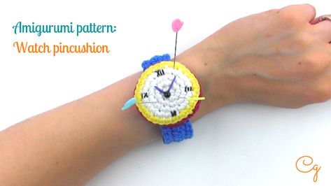 Amigurumi pattern: crochet pincushion in the shape of a watch Crafteando, que es gerundio Crochet Pincushion, Pin Cushions Patterns, Crochet Keychain, Modern Crochet, Crochet Flower Patterns, Knitting Gift, No See, Crochet Techniques, Crochet Jewelry