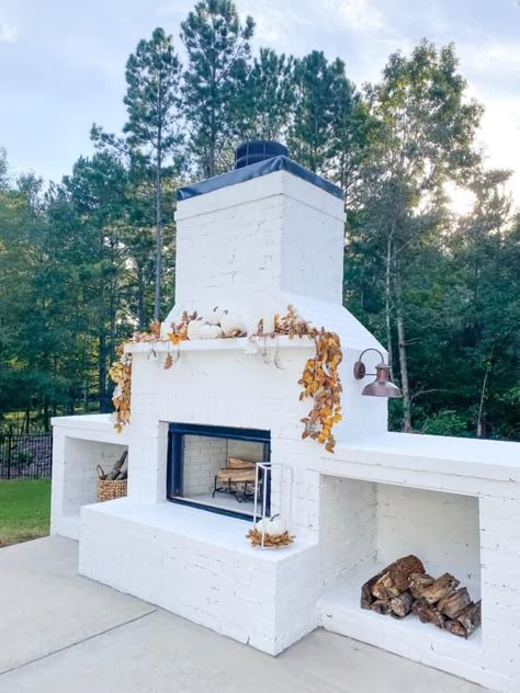 Backyard Chimney Fire Pit, Outdoor Brick Chimney Fireplace, Outdoor Fireplace With Barbeque, Outdoor Fireplace And Kitchen Ideas, Rustic Wood Outdoor Fireplaces, Outside Fireplace Decor, Brick Outdoor Fireplace Ideas, Front House Concrete Ideas, Pizza Fireplace Outdoor