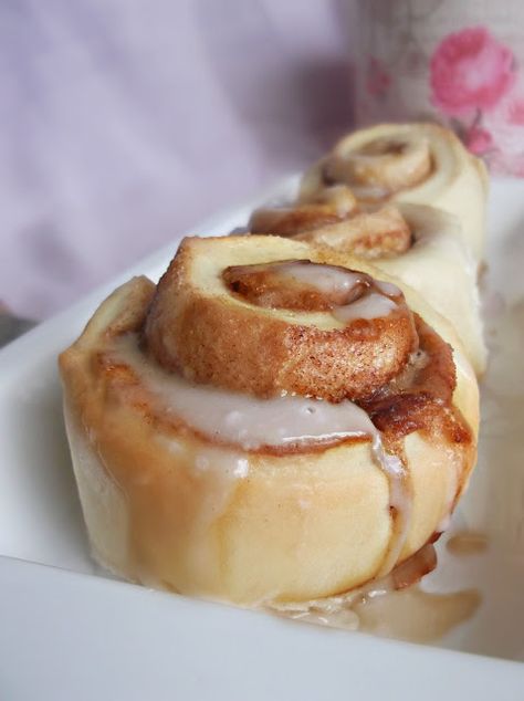 Coffee Scrolls, Rum Fudge Recipe, Scrolls Recipe, Cinnamon Scrolls, Diy Cinnamon, Large Cake, Cooking Bread, Baking Bread, Puff Pastry Recipes