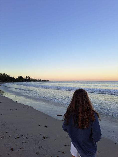 Beach Morning Photoshoot, Morning Beach Photoshoot, Early Morning Beach Aesthetic, Beach Morning Aesthetic, Early Morning Run Aesthetic, Morning Beach Pictures, Early Riser Aesthetic, Sunrise Beach Pics, Teenage Goals