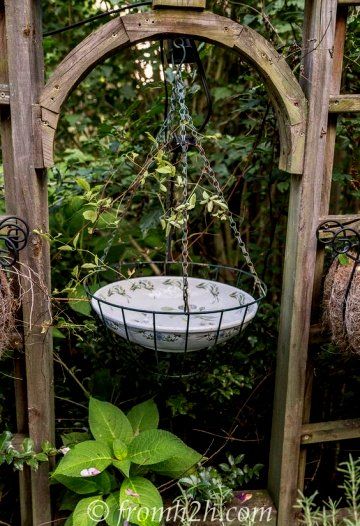 Dishfunctional Designs: The Upcycled Garden Volume 12: Using Recycled & Salvaged Materials In Your Garden Water Feature Ideas, Diy Cottage, Upcycled Garden, Funny Vine, Diy Water Feature, Funky House, Diy Water Fountain, Garden Therapy, Upcycle Garden