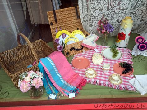 Retail Display Ideas, Summer Window Display, Window Display Retail, Summer Window, Vintage Picnic, Retail Windows, Store Window, Shop Window Displays, News Studio