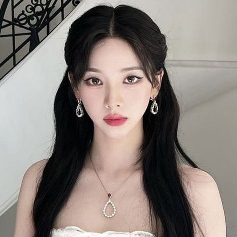 V Shape Face, Face Aesthetic, Aespa Karina, Prom Looks, Ulzzang Girl, Makeup Inspo, Maquillaje De Ojos, V Shape, Face Shapes