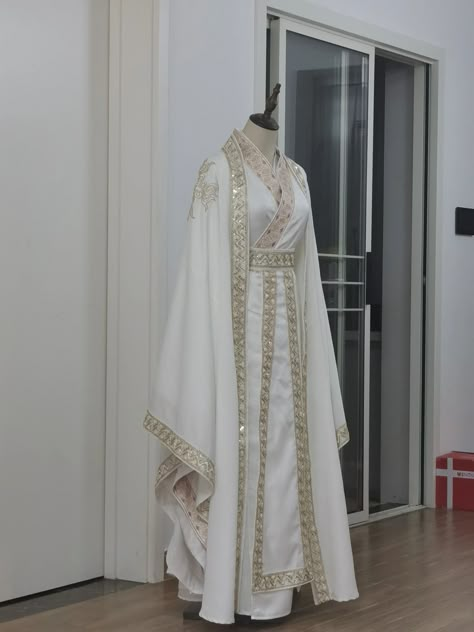 Hanfu Robe, Gold Dress Aesthetic, Chinese Fancy Dress, White Gold Dress, Hanfu Dress, Gold Outfit, Modest Dresses Casual, Dress Aesthetic, Fantasy Gowns