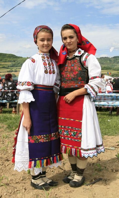 Romanian folk costumes from Libotin (left) and Ungureni (right), both from the Lăpuş region, Maramureş, Transylvania © Tudor Seulean Traditional Clothing Around The World, Serbian Clothing, Romanian Clothing, Costumes Around The World, Folk Clothing, Ukrainian Embroidery, National Dress, Folk Dresses, Ethnic Dress