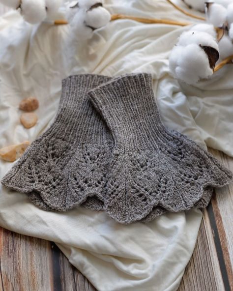 Cuffs Diy, Lace Projects, Knitting Gloves Pattern, Small Knitting Projects, Sweet Accessories, Lace Knitting Patterns, Knitted Wit, Knit Mittens, Knitted Coat