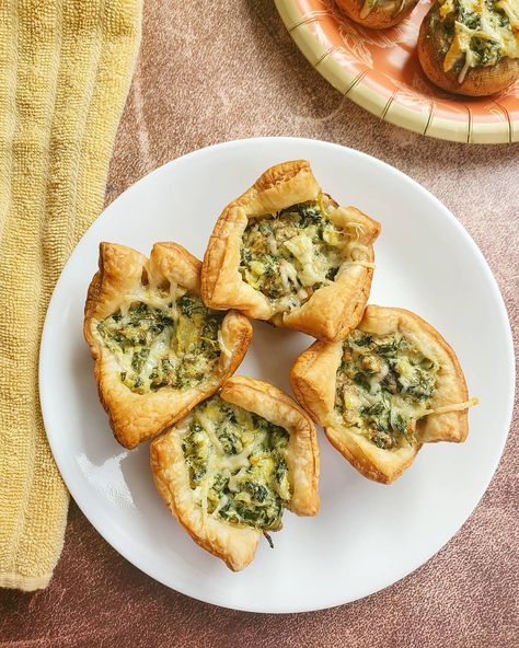 Spinach Artichoke Bites | Puff Pastry Cups Spinach Artichoke Puff Pastry Bites, Spinach Artichoke Puff Pastry, Spinach Cups, Spinach Artichoke Cups, Spinach Artichoke Bites, Artichoke Bites, Pastry Cups, Spinach Puff Pastry, Spinach Puff