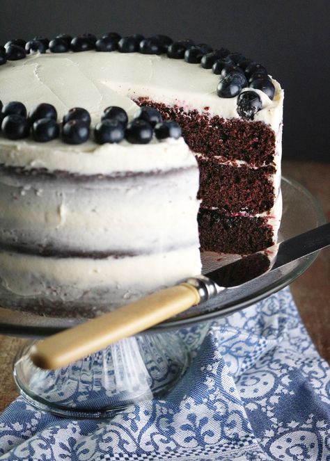 Blueberry And Chocolate Cake, Simple Cake For Men, Brownies Banana, Blueberry Layer Cake, Healthy Blueberry Cake, Blueberry Cake Mix, Chocolate Blueberry, Chocolate And Vanilla Cake