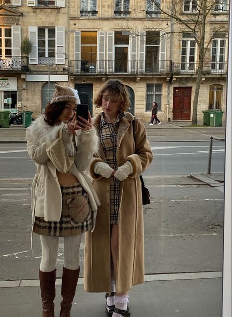 Burberry Aesthetic Outfit, Burberry Coat Outfit, Burberry Outfits Women, Burberry Outfits, Burberry Aesthetic, Winter Old Money, Plaid Coat Outfit, Old Money Coquette, Rich Girl Outfit