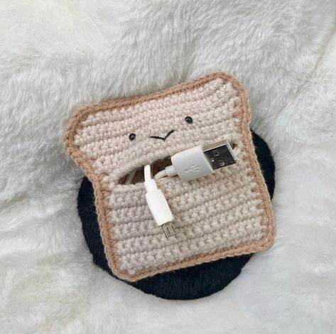 Crochet Earphone Cover, Airpods Pro Crochet Case, Crochet Earphone Case, Diy Airpods Case, Crochet Airpods Case, Crochet Pouches, Crochet Flowers Easy, Crochet Shell Stitch, Crochet Frog