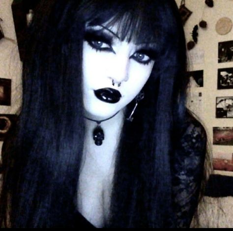 Lipstick Looks Make Up, Dolly Goth Makeup, Black Goth Hair, Goth Style Aesthetic, Goth Profile Pics, Goth Makeup Aesthetic, Hot Goth Makeup, Cute Goth Makeup, Mopey Goth