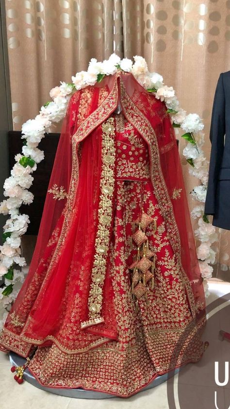 Lehenga Decoration Tray, Lehenga Trousseau Packing, Wedding Dress Packing Ideas Indian, Lehenga Packing Ideas Wedding, Bridal Dress Packing Ideas, Trousseau Packing For Bride, Dress Packing, Wedding Packing, Wedding Gift Hampers