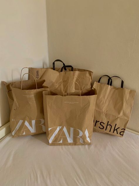 Shopping bags di Zara e Bershka in carta beige Shoping Bag, Luxury Birthday Gifts, Aesthetic Shopping, Shopping Therapy, Shopping Aesthetic, Money Clothes, Fitness Vision Board, Iconic Wallpaper, Vintage Poster Design