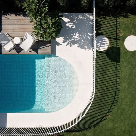 Pool And Landscape Ideas, Curvy Pool Design, Pool Backyard Design, Pool With View, Curved Pool, Best Garden Design, Easy Home Decor Ideas, Oval Pool, Courtyard Pool