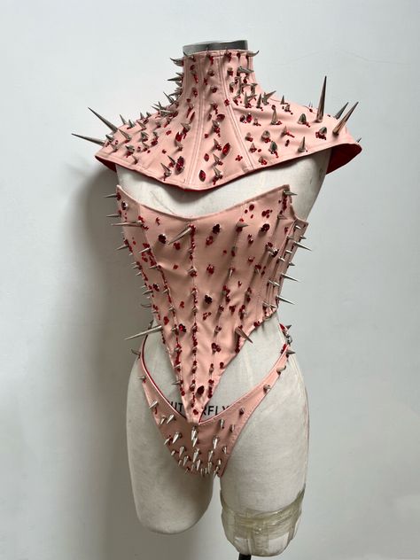 Silver spiked hardware corset, resembling pierced flesh with Swarovski blood droplet stones. Drag Corset Outfit, Weird High Fashion, Spiky Corset, Drag Padding, Futuristic Corset, Drag Outfit Ideas, Gore Fashion, Pinhead Hellraiser, Unique Corset