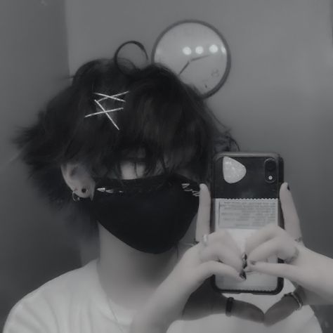 Emo Masc Hair, Fluffy Short Grunge Hair, Hair Styles Aesthetic, Eboy Hair, Short Alt Hairstyles Masc, Alt Hair Masculine, Sind Curtain Bangs, Emo Girls With Short Fluffy Hair, Was Sind Curtain Bangs