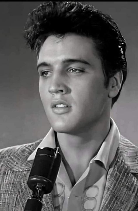 Julielouiseshaffi on Twitter: "Good morning all have a wonderful Sunday #ElvisHistory… " Elvis Tattoo, Have A Wonderful Sunday, King Of Rock And Roll, Elvis Presley Memories, Elvis Memorabilia, Elvis Presley Music, Elvis Presley Images, Young Elvis, Jailhouse Rock