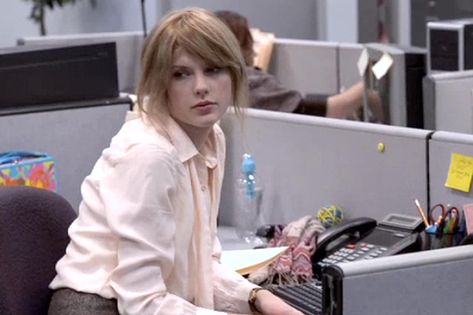 Taylor Swift Shows Off ‘Corporate Not Chic’ Look From ‘Ours’ Video – Webisode Six 22 Taylor, Taylor Swift 22, Ours Taylor Swift, Taylor Swift Music Videos, Dream Music, Taylor Swift Music, Ordinary Girls, Getting Back Together, Photo Makeup