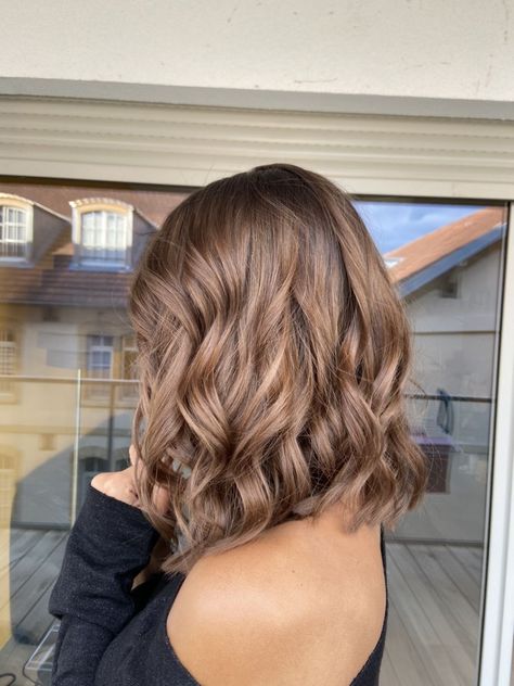 Light Brown Short Hair Balayage, Spring Hair Balayage, Cacao Hair Color, Light Brown Hair On Short Hair, Caramel Hair Blue Eyes, Short Light Brown Hair Color Ideas, Almond Honey Hair, Light Brunette Balayage Hair Short, Light Burnett Hair