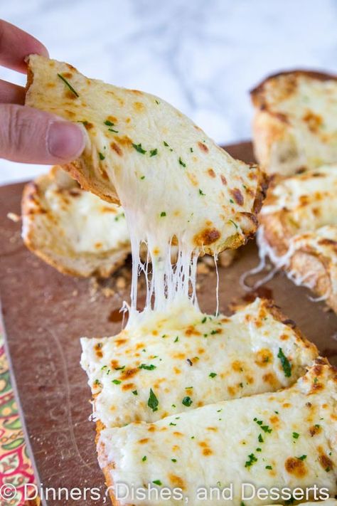 Cheesy Garlic Bread - cheesy, garlicky goodness that can accompany just about any meal on any night of the week! French Garlic Bread, Cheesy Garlic Bread Recipe, Sides Dishes, Homemade Garlic Bread, Blueberry Banana Bread, French Bread Pizza, Bread Shop, Garlic Bread Recipe, Cheesy Garlic Bread