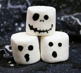 Marshmellow Treats, Marshmallow Ghosts, Halloween Toilet Paper Roll Crafts, Marshmallow Halloween, Easy Halloween Party Food, Easy Halloween Snacks, Delicious Holiday Desserts, Halloween Snacks For Kids, Recetas Halloween