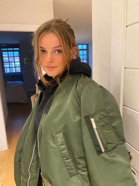 Khaki Bomberjack Outfit, Cotton Jacket Outfit, Comfy Lazy Outfits, Oversized Jacket Outfit, Green Jacket Outfit, Jacket Outfit Ideas, Green Khaki Jacket, Outfit Korean, Iphone Hacks