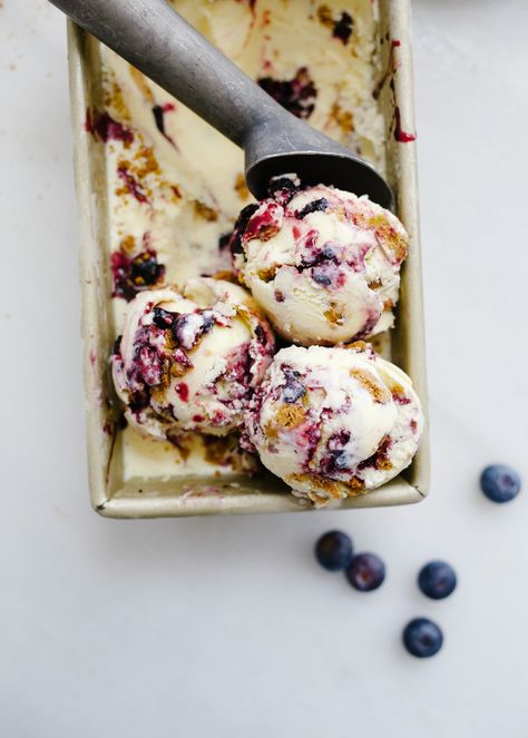 Blueberry Mascarpone, Mascarpone Ice Cream, Blueberry Goat Cheese, Speculoos Cookie Butter, Ice Cream Recipes Machine, Cookie Crumble, Berry Crisp, Cheesecake Ice Cream, Blueberry Sauce