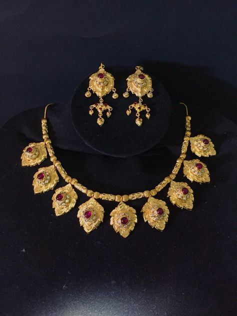 Thai Necklace, Thai Jewelry, Maharashtrian Jewellery, Wave Drawing, Jewelry Traditional, Gold Jewellry, Gold Bride Jewelry, Gold Necklace Designs, Royal Jewelry