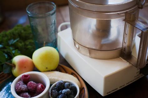 How to Make a Smoothie With a Food Processor Smoothie Basics, Smoothies Ideas, Healthy Food Pictures, Easy Green Smoothie Recipes, Food Processor Uses, Pinterest Food, Green Smoothie Cleanse, Green Detox Smoothie, Healthy Green Smoothies