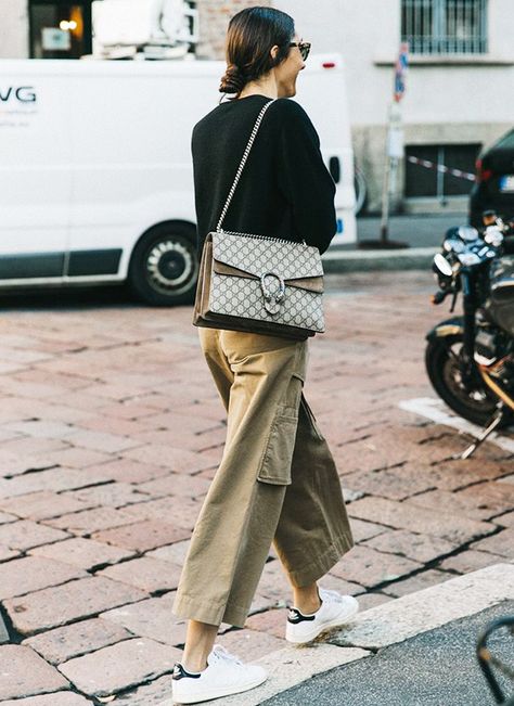 5 Bloggers You Need to Follow on Pinterest via @WhoWhatWearUK Rok Outfit, Milan Fashion Week Street Style, Tennis Shoes Outfit, Walking Down The Street, Casual Chique, Milano Fashion Week, Looks Street Style, Street Style Inspiration, Fall Street Style