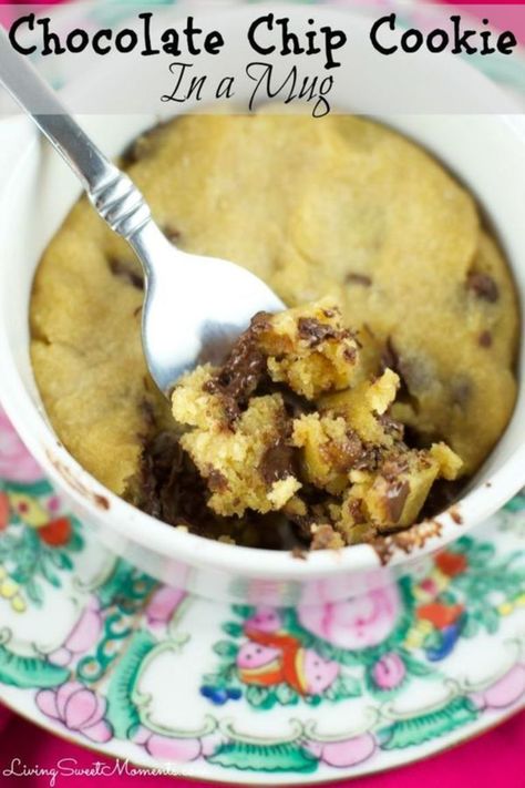 Chocolate Chip Cookies in a mug - Just 45 seconds is all it takes in the microwave to make this fudgy cookie that will just melt in your mouth. The best mug recipe ever! Love these easy desserts! Best Mug Cake Recipe Ever, Cookies In A Mug, Mug Cookie, Nutella Mug Cake, Cookie In A Mug, Brownie Desserts, Chocolate Heaven, Mug Recipes, Oreo Dessert