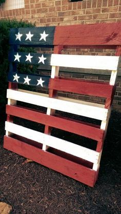 D.I.Y Pallet Flag.   Made this bad boy for about $15 a couple weeks after not being able to come to grips that I almost paid $45 for one just before the 4th of July. Its been outside for a few months now and looks just like the day I made it. As it should at $5 a can of paint. I used a paint and primer mix spray paint.  *Tip. Try not to use the traditional red white and blue. Try an egg shell white  and a deeper red and flatter blue. Pallet Painting Ideas, Fall Pallet Projects, Firefly Crafts, Pallet Ideas For Outside, Flag Pallet, Diy Pallet Decoration, Pallet Decoration Ideas, Fall Pallets, Pallet Flag