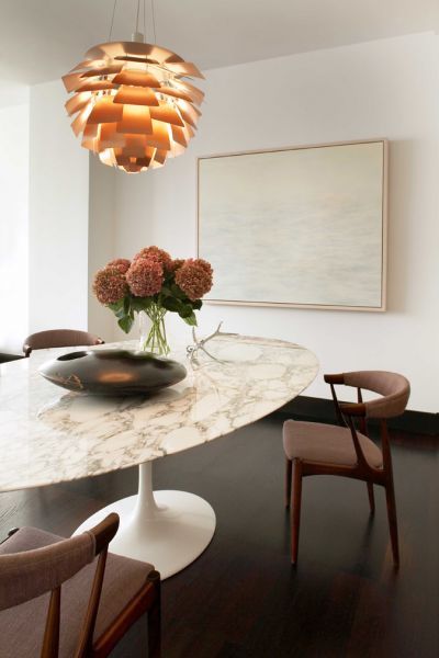 Dining room design by Neal Beckstedt Studio: Eero Saarinen´s Tulip dining table with marble top (1956) and Poul Henningsen Artichoke pendant... Neal Beckstedt, Modern Oval Dining Table, Pedestal Dining Room Table, Saarinen Tulip Table, Saarinen Table, Tulip Dining Table, Tulip Table, Bentwood Chairs, 아파트 인테리어