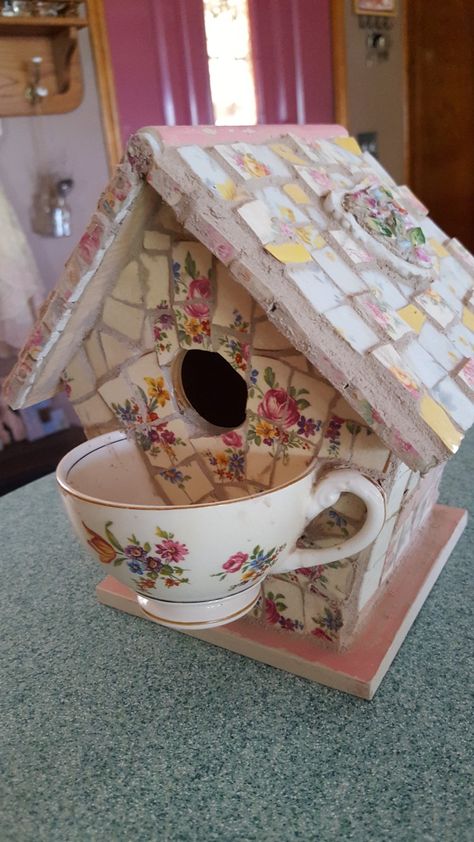 Mosaic Bird Houses Birdhouses, Mosaic Bird Feeder, Mosaic Bird Houses, Teacup Mosaic, Mosaic Birdhouse, China Mosaic, Mosaic Birdbath, Vintage Mosaic, Mosaic Art Diy