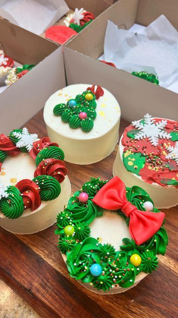 Mini Cupcake Packaging, Christmas Bento Cake Ideas, Bento Cakes Christmas, Mini Individual Desserts, Bento And Cupcake Set, Mini Christmas Cakes Ideas, Bento Cake Natal, Christmas Desserts Aesthetic, Christmas Mini Cakes Ideas