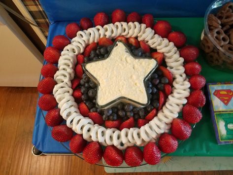 Captain America fruit tray with cheesecake fruit dip. Captain America Fruit Tray, Hulk Fruit Tray, Cheesecake Fruit Dip, Spidey Party, Cheesecake Fruit, Marvel Birthday, Fruit Kebabs, Captain America Shield, Fruit Dip