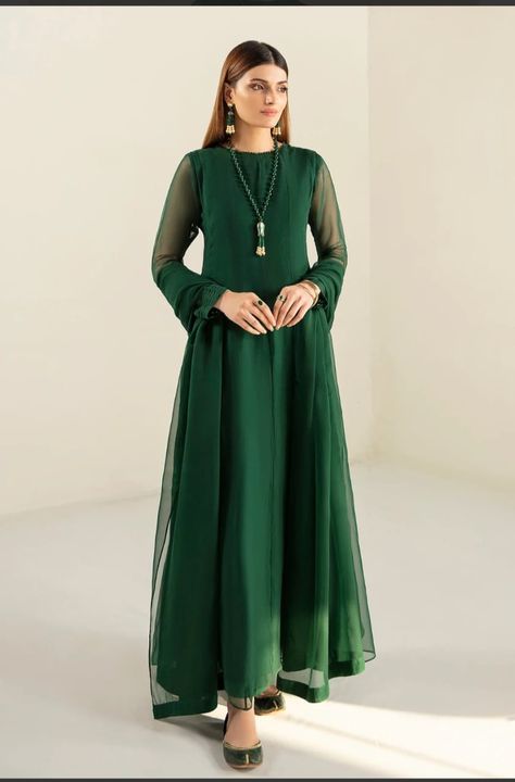 How to make maxi in plain stuff Plain Chiffon Dress, Chiffon Anarkali, Dress Pakistani, Formal Wear Dresses, Pakistani Dresses Casual, Desi Clothes, Anarkali Suit, Frock Design, Party Wear Dresses