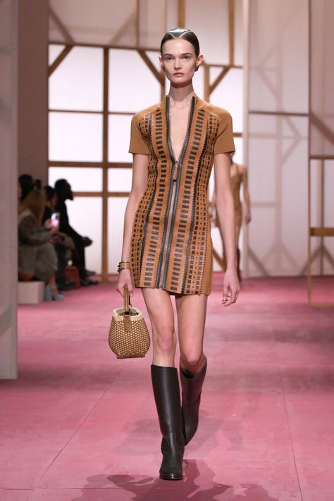 Hermes Spring 2025 Ready-to-Wear Collection at Paris Fashion Week Hermes Spring 2023, Hermes Spring 2024, Hermes Fall 2022, Hermes Runway, Hermes Ready To Wear, Hermes Runway 2022, Mini 24/24 Hermes, Ideal Wardrobe, Spring Summer Trends