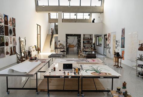 Contemporary Art Studio, Coworking Art Studio, Artist Studio Space, Design Studio Workspace, Art Studio Space, Art Studio Design, Artist Workshop, Viewing Room, Studio Organization