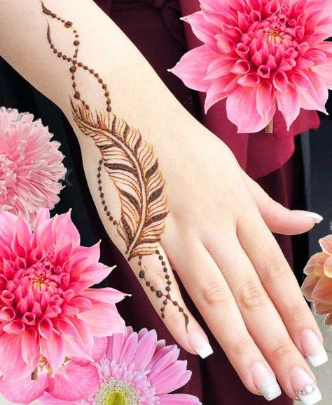 Feather Mehndi Design, Feather Mehendi Designs, Feather Henna Designs, Leaf Mehendi Designs Back, Mehendi Leaf Design, Henna Leaf Design, Geometric Mehendi, Leaf Mehendi Designs, Trending Mehndi Designs