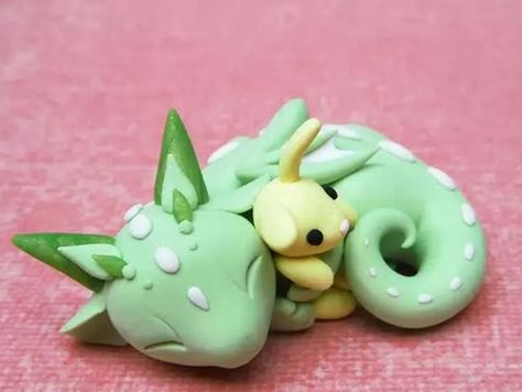 Do you like the night or day time? Polymer Clay Dnd Figures, Cute Clay Dragon, Clay Dragon Easy, Polymer Dragon, Dragon Clay, Clay Dragons, Crea Fimo, Polymer Clay Dragon, Clay Dragon