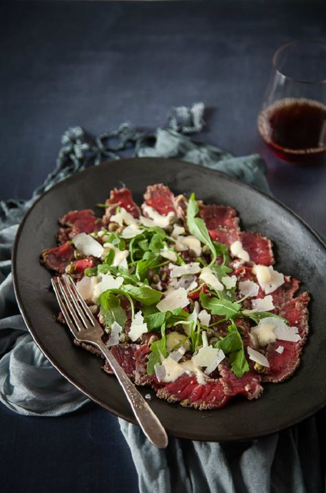 Beef Carpaccio Recipe, Easy Entertaining Dinner, Carpaccio Recipe, Pepper Beef, Beef Carpaccio, Italian Recipes Traditional, Lemon Pepper, Beef Dishes, Bbq Recipes