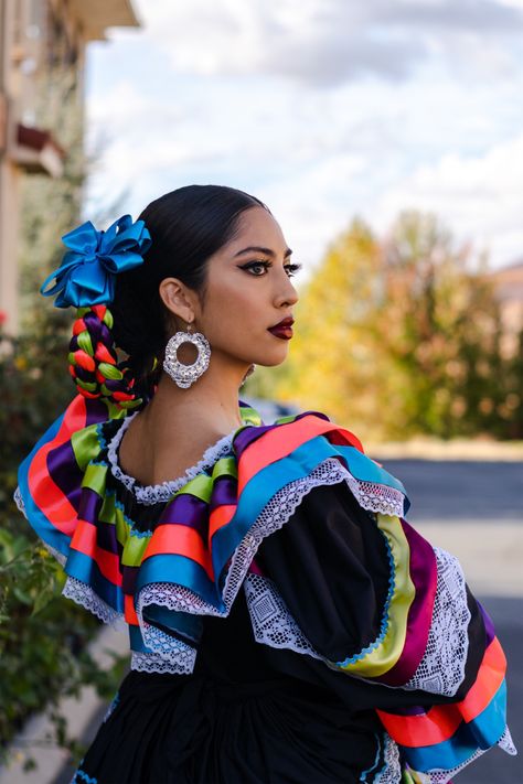 gabrielaaaramirez on IG and tiktok Mexican Folk Dance Dress, Folklorico Hairstyles Jalisco, Ballet Folklorico Makeup, Folklorico Photography, Folklorico Hairstyles, Folklorico Photoshoot, Mexican Hairstyles With Flowers, Folklorico Makeup, Cultural Photoshoot