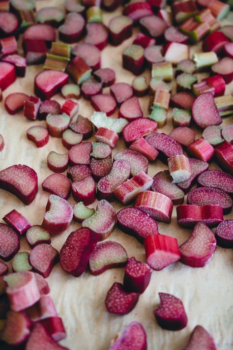 Freeze Rhubarb, Rhubarb Sauce, Fresh Rhubarb, Rhubarb Compote, Rhubarb Crisp, Freezer Containers, Freeze Greens, Freezer Burn, Rhubarb Recipes