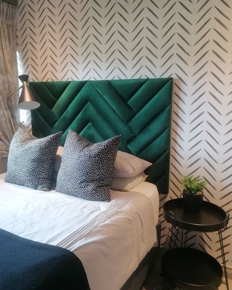 Emerald Green Headboard Bedroom Ideas, Emerald Green Headboard, Emerald Headboard, Black White And Gold Bedroom, Neon Bedding, Modern Teen Room, Sage Room, Green Girls Rooms, Marble Room